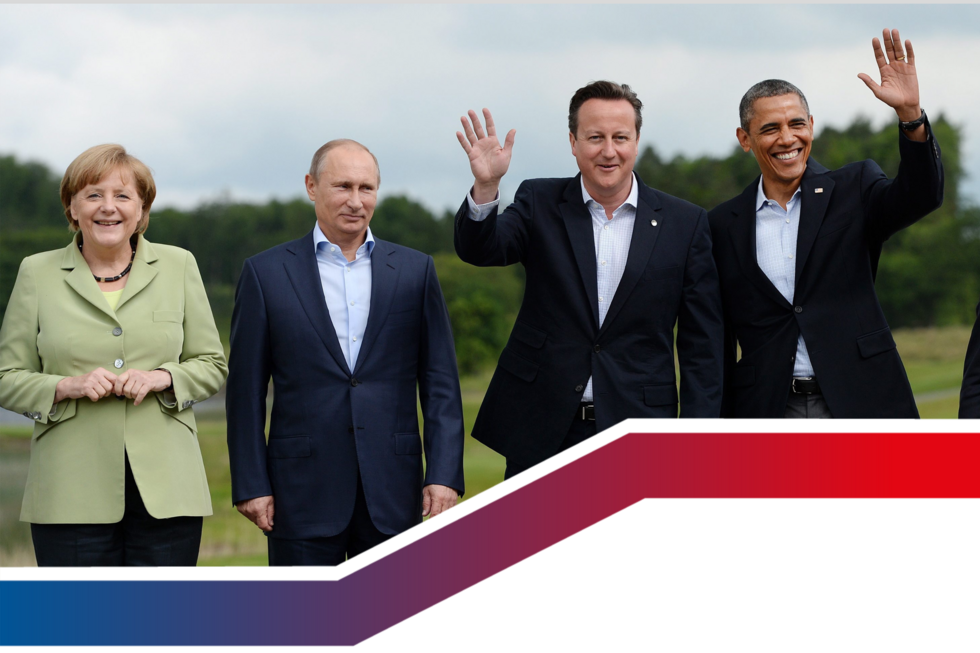 Das Bild zeigt, von links nach rechts, die damaligen Staats- und Regierungschefs von Deutschland (Angela Merkel), Russland (Wladimir Putin), Großbritannien (David Cameron) und den USA (Barack Obama) beim letzten G8 Gipfel im nordirischen Lough Erne, 2013. 
