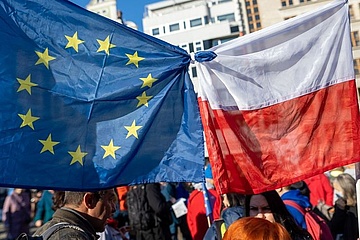 The Pictures shows the EU and the Polish flag tight together with a bun