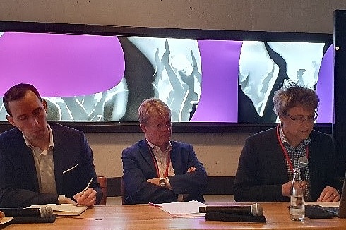 Reiner Hoffmann and two other trade unionists present the study result at an an FES side event at the ETUC Congress in Berlin. They sit next to each other at a table.