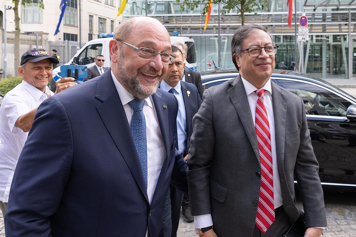Kolumbien Präsident Gustavo Petro und Martin Schulz begrüßen sich vor der Friedrich-Ebert-Stiftung in Berlin am 15.06.2023