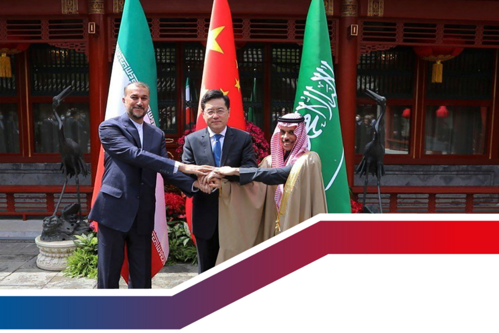 Auf diesem vom iranischen Außenministerium veröffentlichten Bild schüttelt der iranische Außenminister Hossein Amirabdollahian (links) seinem saudi-arabischen Amtskollegen Prinz Faisal bin Farhan Al Saud (rechts) und seinem chinesischen Amtskollegen Qin Gang am Donnerstag, 6. April 2023, in Peking die Hand.