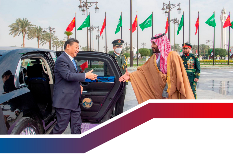 Der chinesische Präsident Xi Jinping, links, schüttelt dem saudischen Kronprinzen und Premierminister Mohammed bin Salman nach seiner Ankunft im Al Yamama Palast in Riad, Saudi-Arabien, am Donnerstag, 8. Dezember 2022, die Hand.