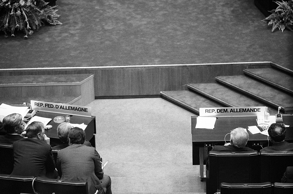 Vertreter von BRD und DDR im Saal bei der KSZE 1975