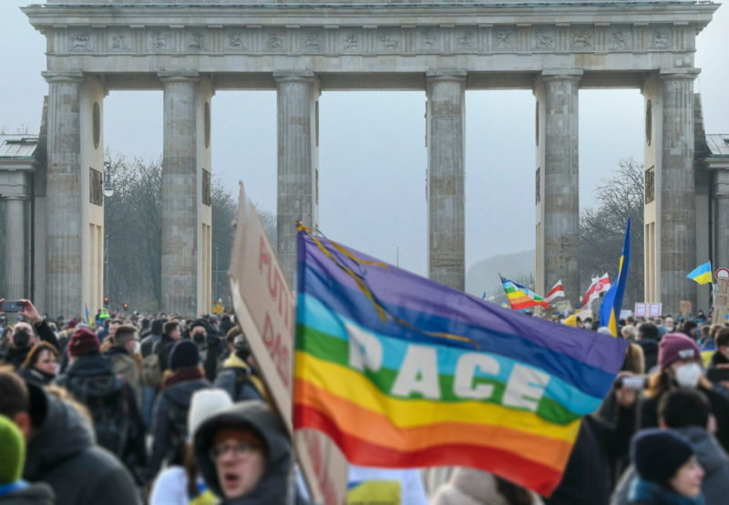 Friedensdemonstration vor dem Brandenburger Tor in Berlin. Link zur Themenseite Außen- und Sicherheitspolitik.}