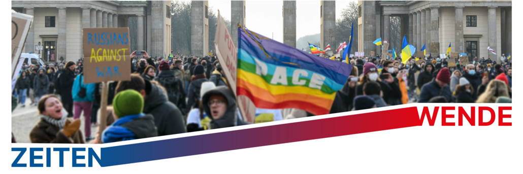 Das Titelbild der Seite zeigt eine Friedensdemonstration vor dem Brandenburger Tor 