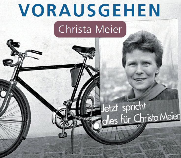 Schwarz-weiß-Fotografie eines Herrenfahrrads mit einem Wahlplakat über dem Gepäckträger. Darauf ist die erste Oberbürgermeisterin Bayerns Christa Meier abgebildet mit dem Schriftzug: "Jetzt spricht alles für Christa Meier"