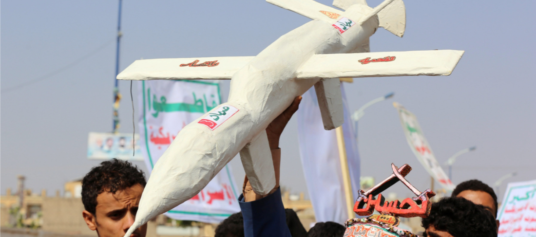 Anhänger der Houthi-Bewegung tragen eine Drohnenattrappe während einer Kundgebung anlässlich des Aschura-Festes in Saada, Jemen, am 10. September 2019. 