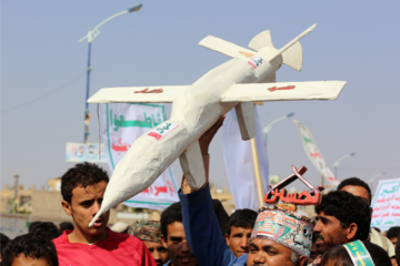 Anhänger der Houthi-Bewegung tragen eine Drohnenattrappe während einer Kundgebung anlässlich des Aschura-Festes in Saada, Jemen, am 10. September 2019. 