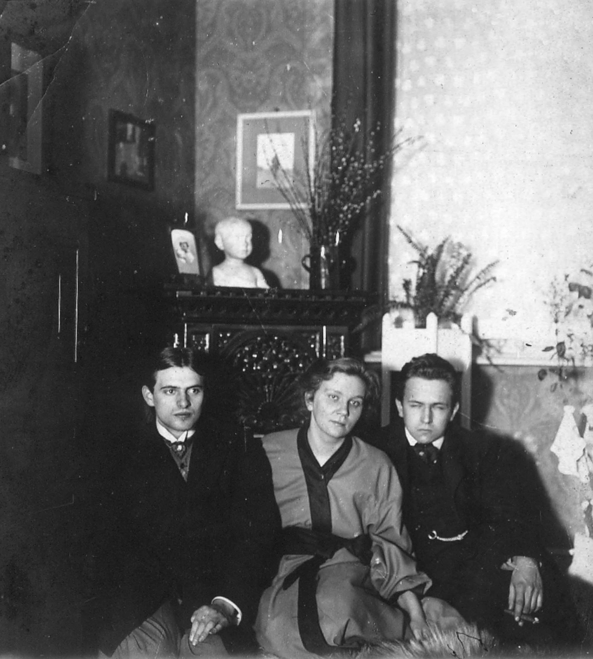 Schwarz-Weiß-Fotografie von Lothar Erdmann und dem Ehepaar Lesebke in einem Wohnraum in Bonn, 1906, Rechte: Gemeinfrei, Quelle: AdsD, 6/FOTA071408.