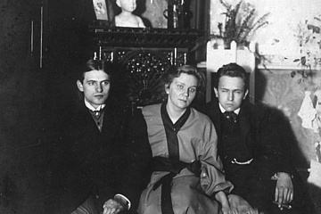 Lothar Erdmann mit dem Ehepaar Lesebke in einem Wohnraum in Bonn, 1906, Rechte: Gemeinfrei, Quelle: AdsD, 6/FOTA071408.