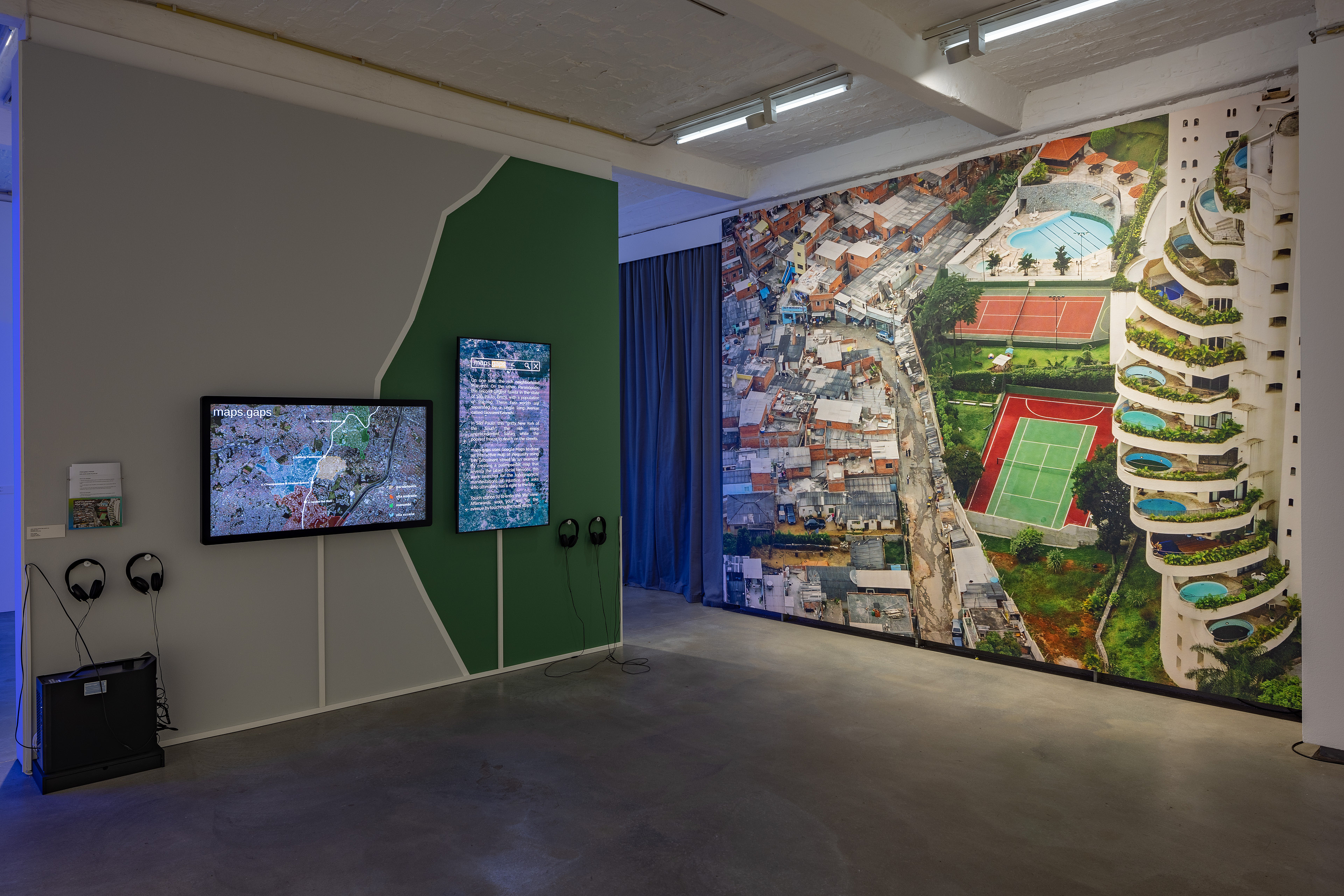 Ausstellungsraum mit Blick auf die Installation „maps.gaps“  von João Pedro Prado und Jacky Lai 