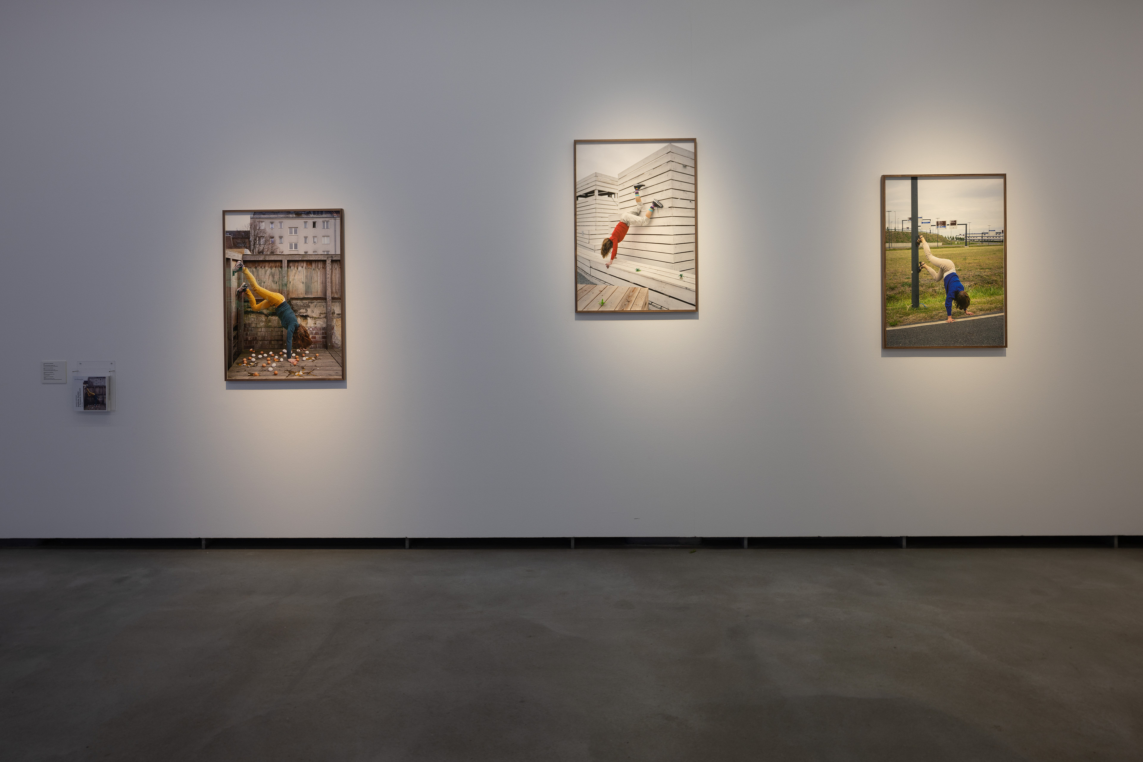 „Going up the walls“ von Magdalena Kallenberger, auf den Bildern lehnt sie im Handstand als performative Pose an verschiedenen Gegenständen