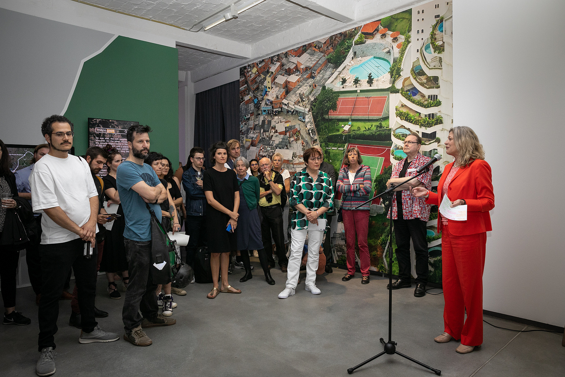 Sabine Fandrych begrüßt Künstler*innen und Gäste mit einer kurzen Ansprache