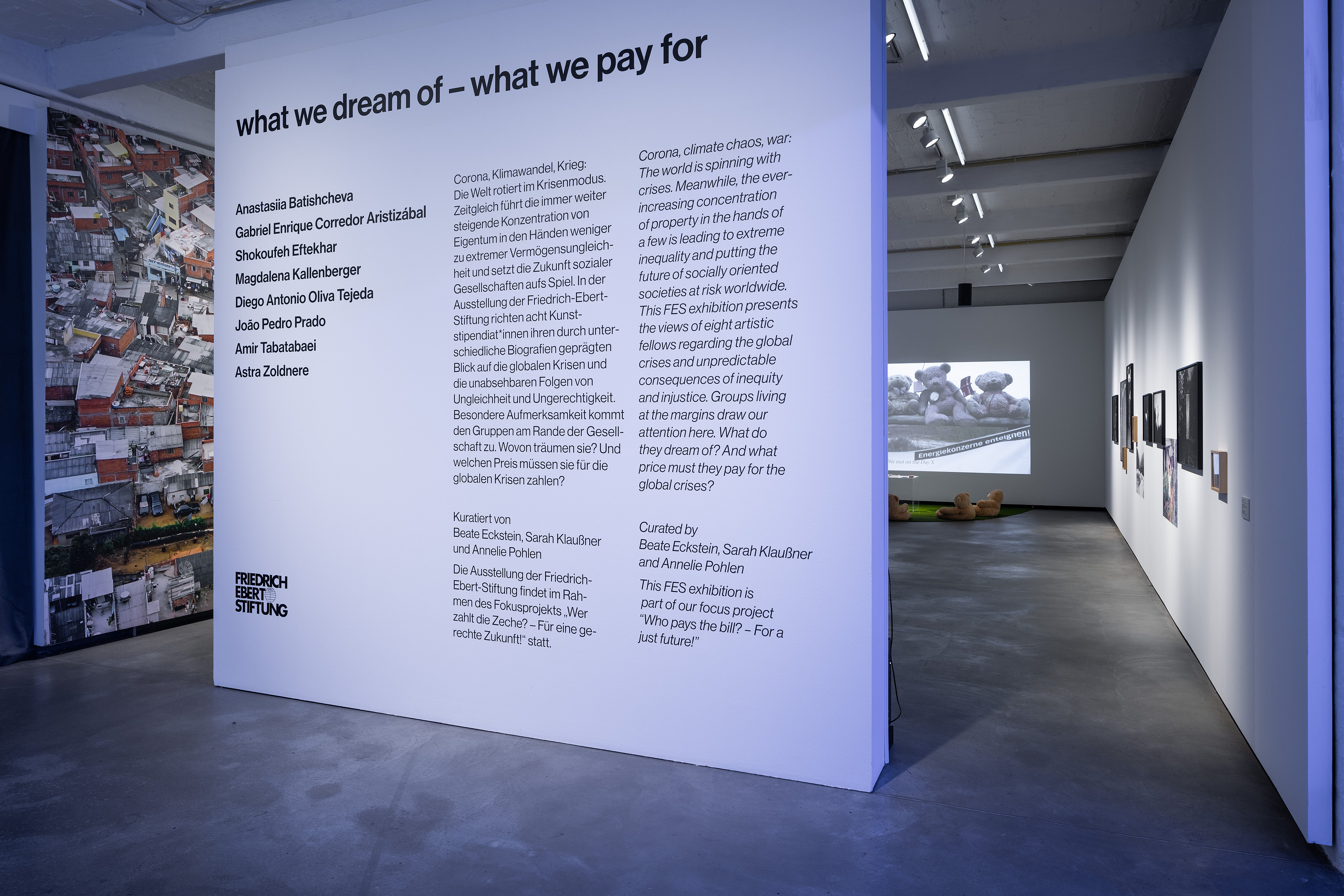 what we dream of – what we pay for, Informationen zur Ausstellung auf einer Wand