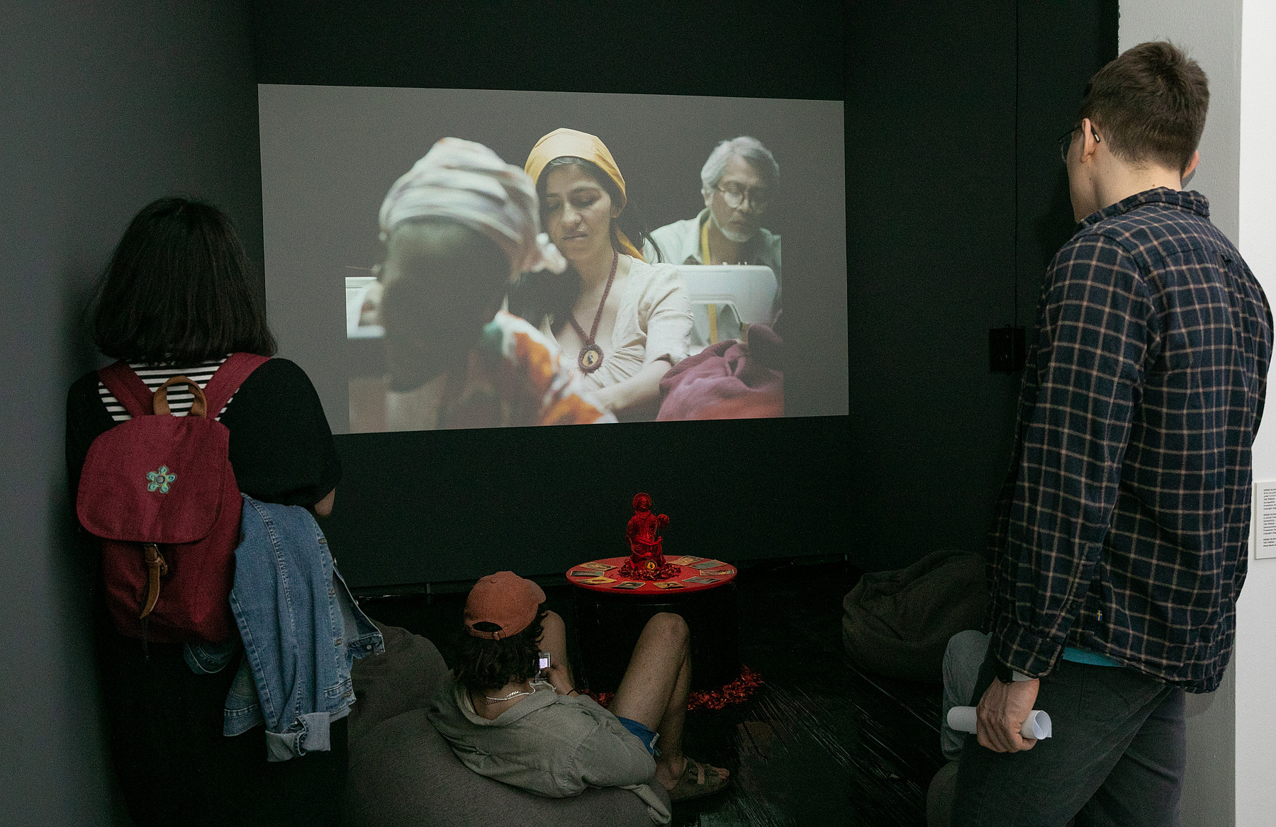 „The Thread“, mehrere stehende und sitzende Besucher*innen schauen den Kurzfilm