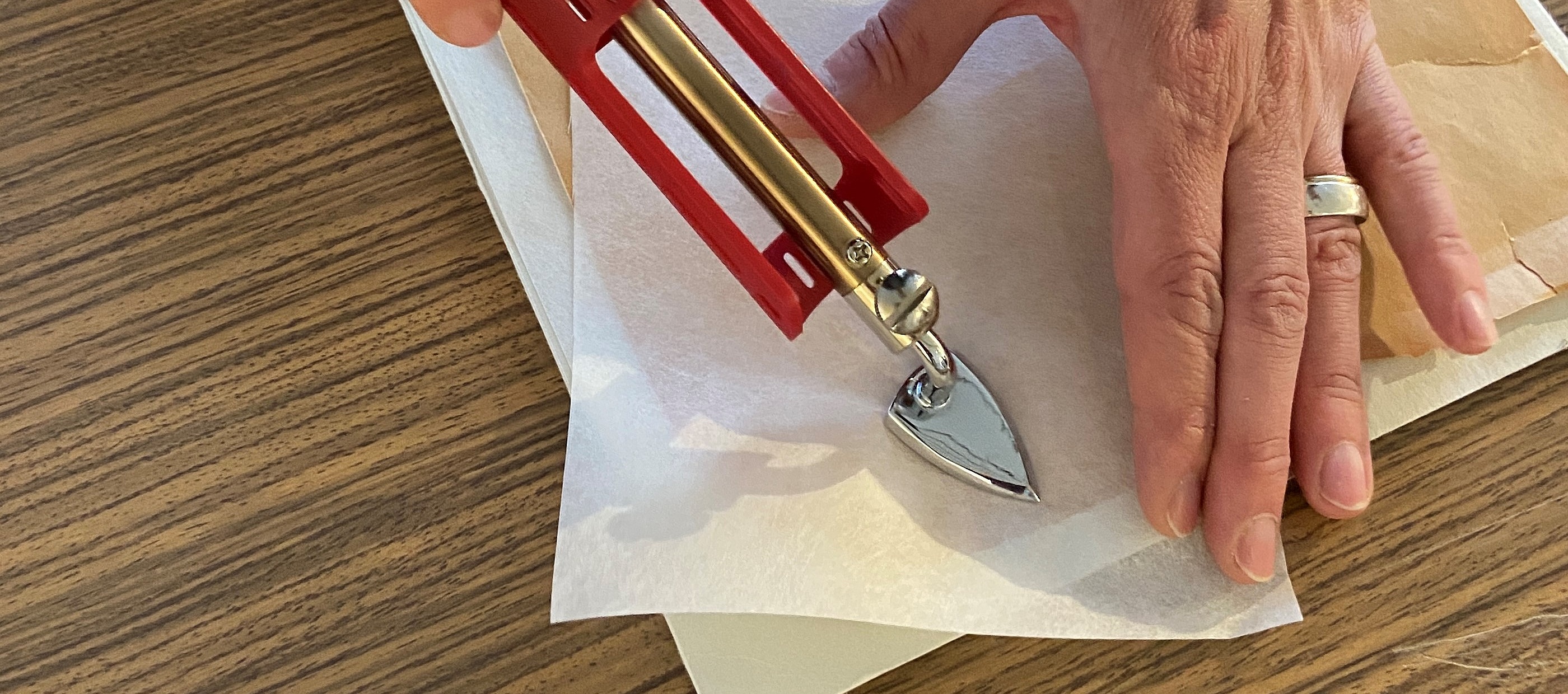 Sichern kleinerer Papierrisse mit Seidenpapier und Mini-Bügeleisen