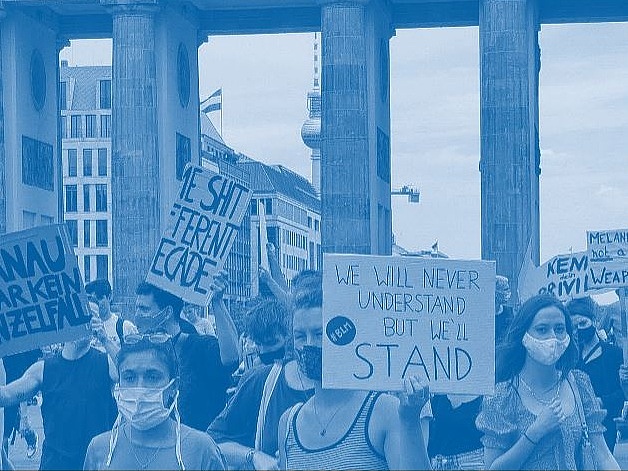 Junge Menschen demonstrieren vor dem Brandenburger Tor in Berlin