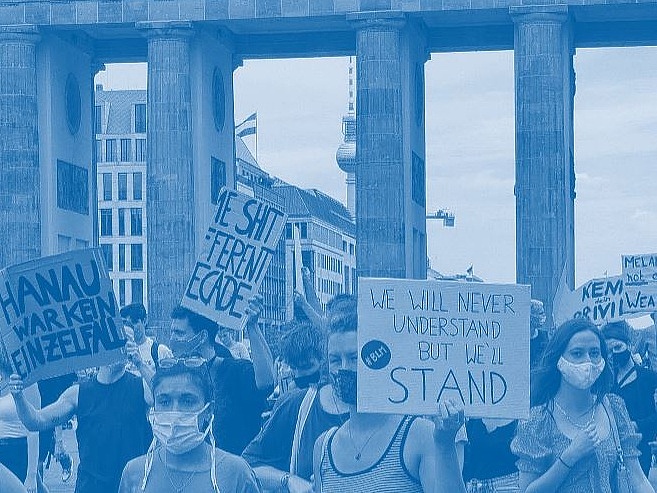 Junge Menschen demonstrieren vor dem Brandenburger Tor in Berlin