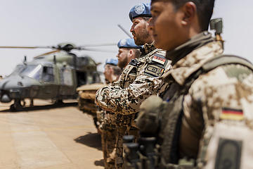 Soldaten der Bundswehr stehen vor Hubschrauber im Camp Castor, Gao.