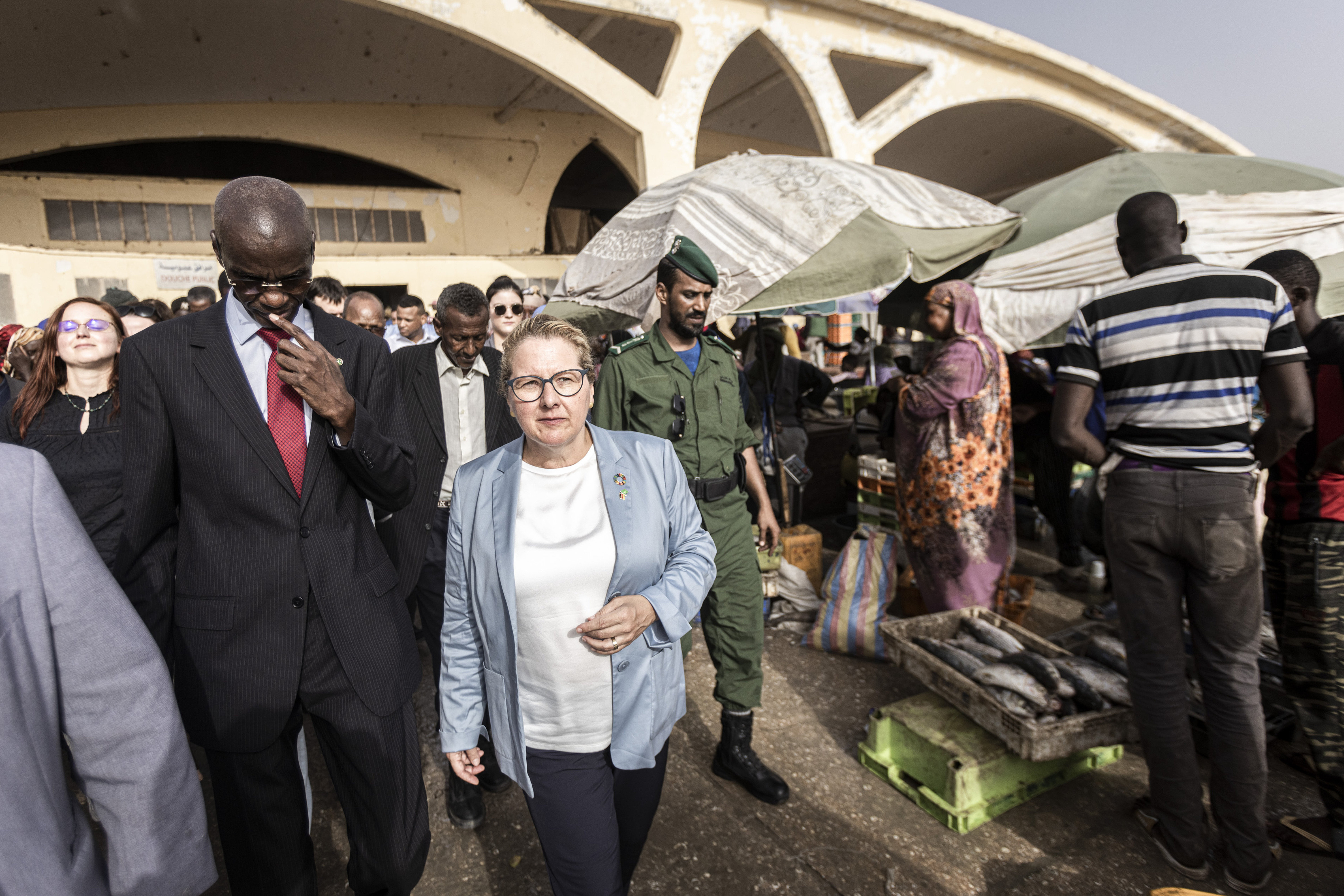Bundesentwicklungshilfeministerin Svenja Schulze besucht den Kleinfischereihafen in Nouakchott.