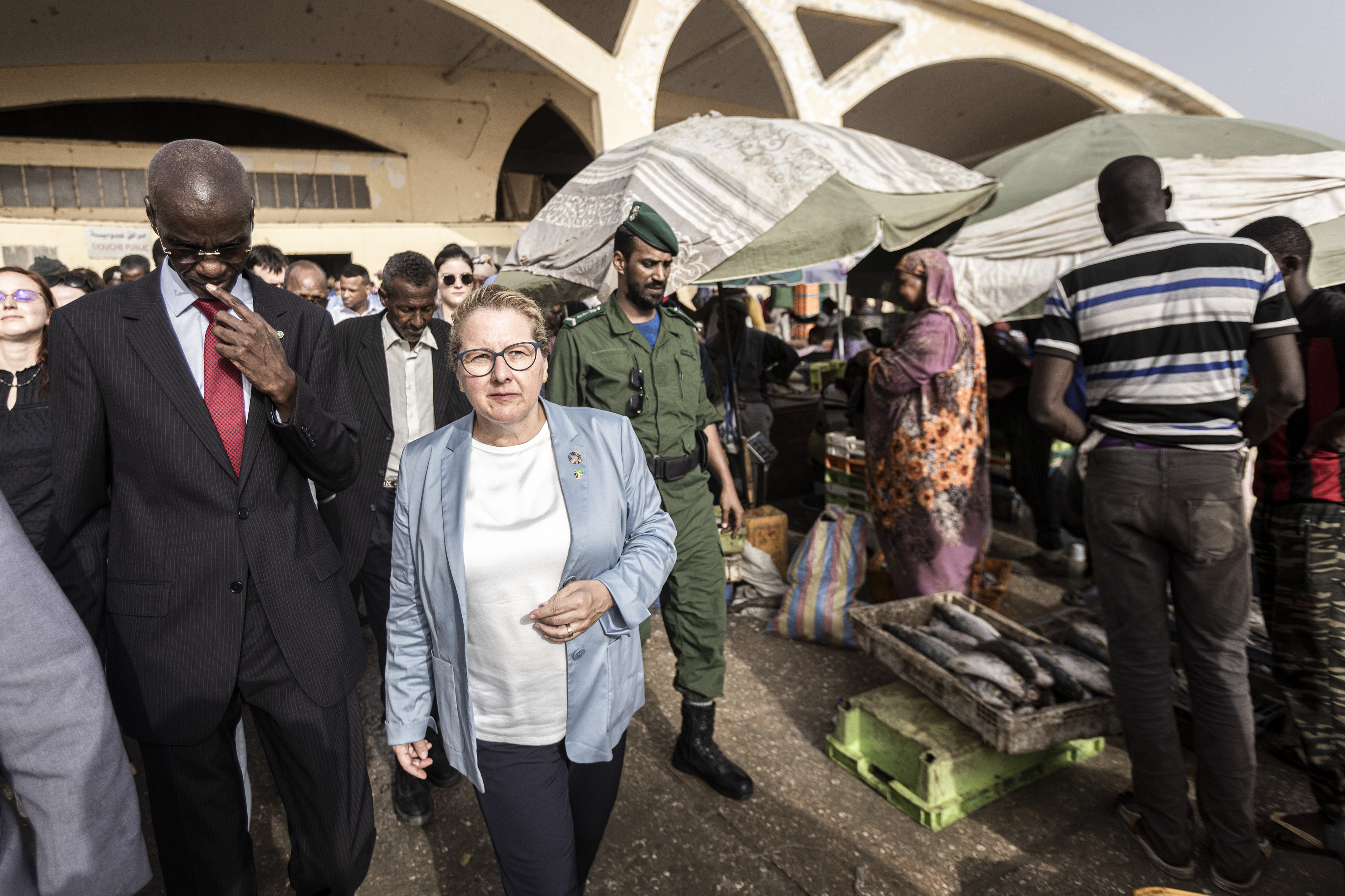 Bundesentwicklungshilfeministerin Svenja Schulze besucht den Kleinfischereihafen in Nouakchott.
