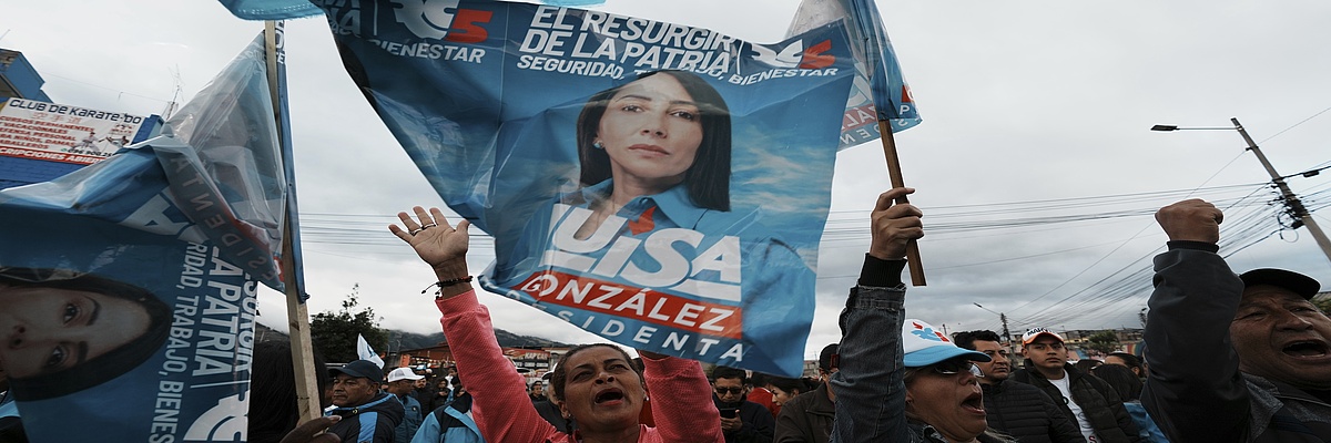 Demonstrant_innen schwenken Flaggen von der Favoritin für das Präsidentenamt Luisa González