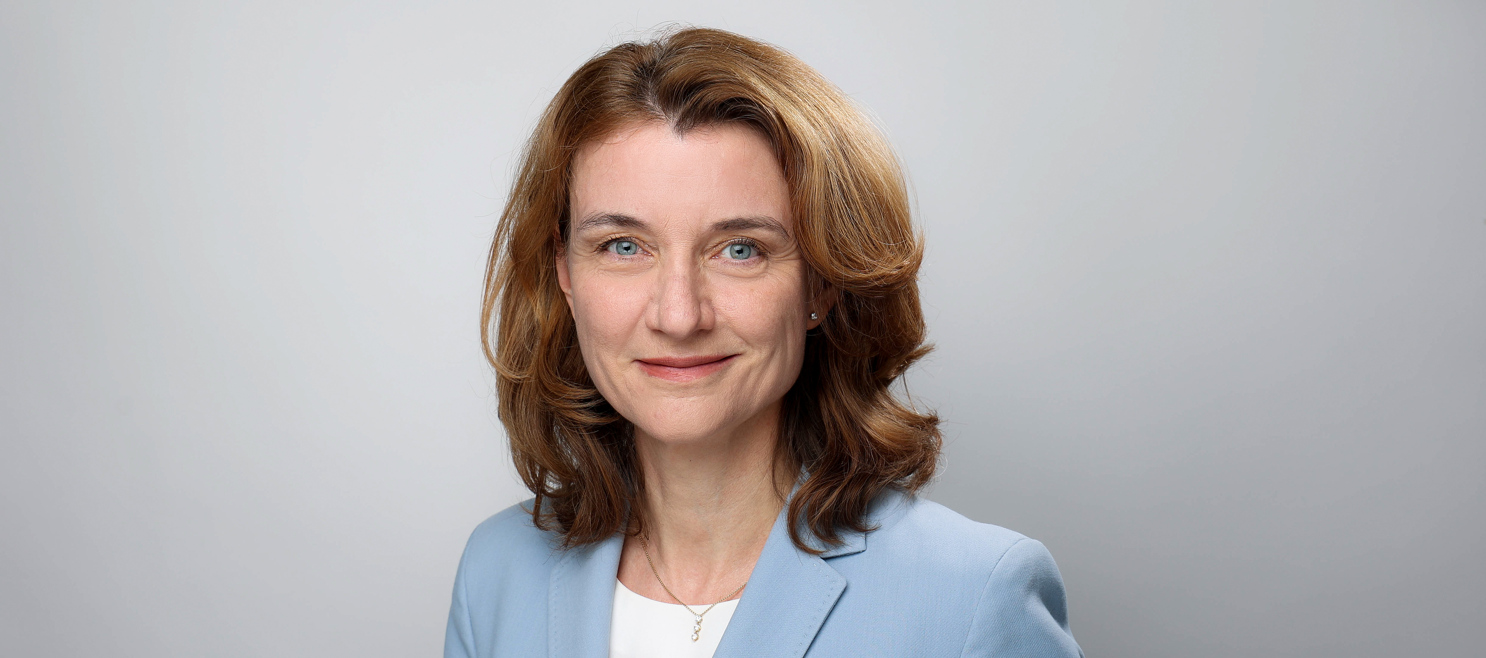 Profilbild von Prof. Dr. Daniela Schwarzer vor einem hellgrauen Hintergrund
