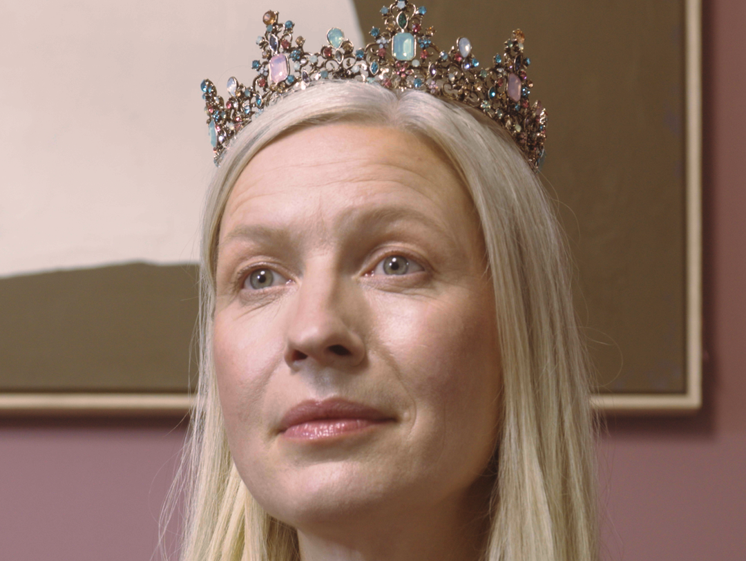 Birgit mit einer Krone auf dem Kopf