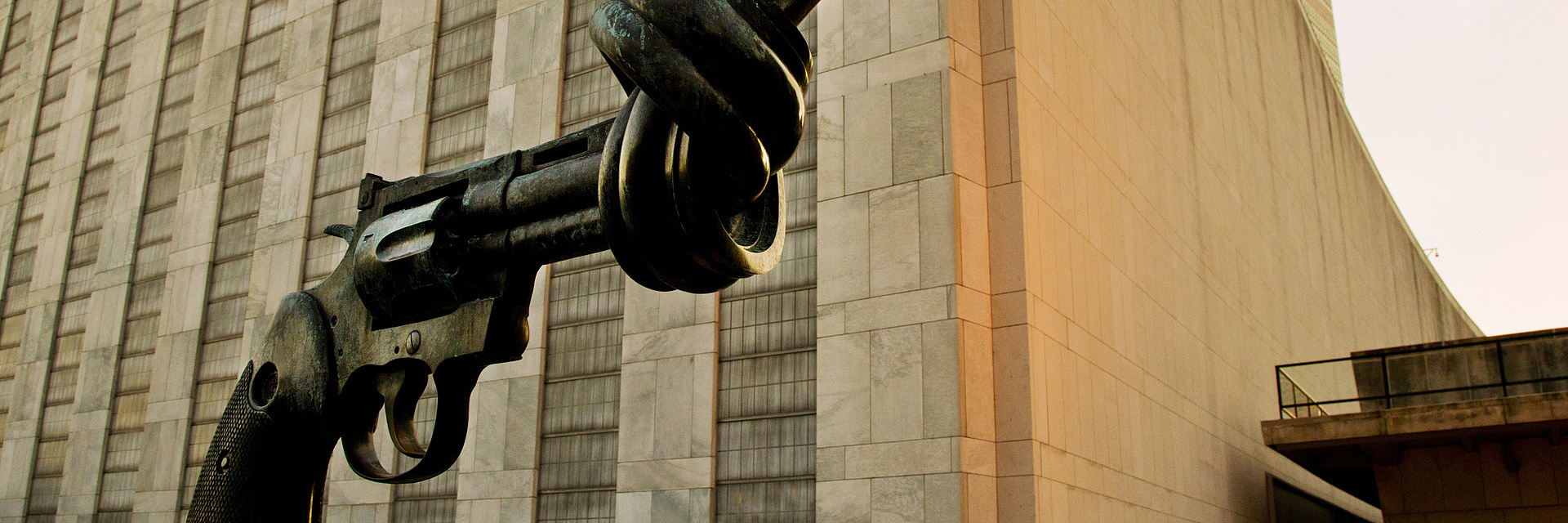 Revolver mit Knoten-Skulptur vor dem UN-Hauptgebäude in New York