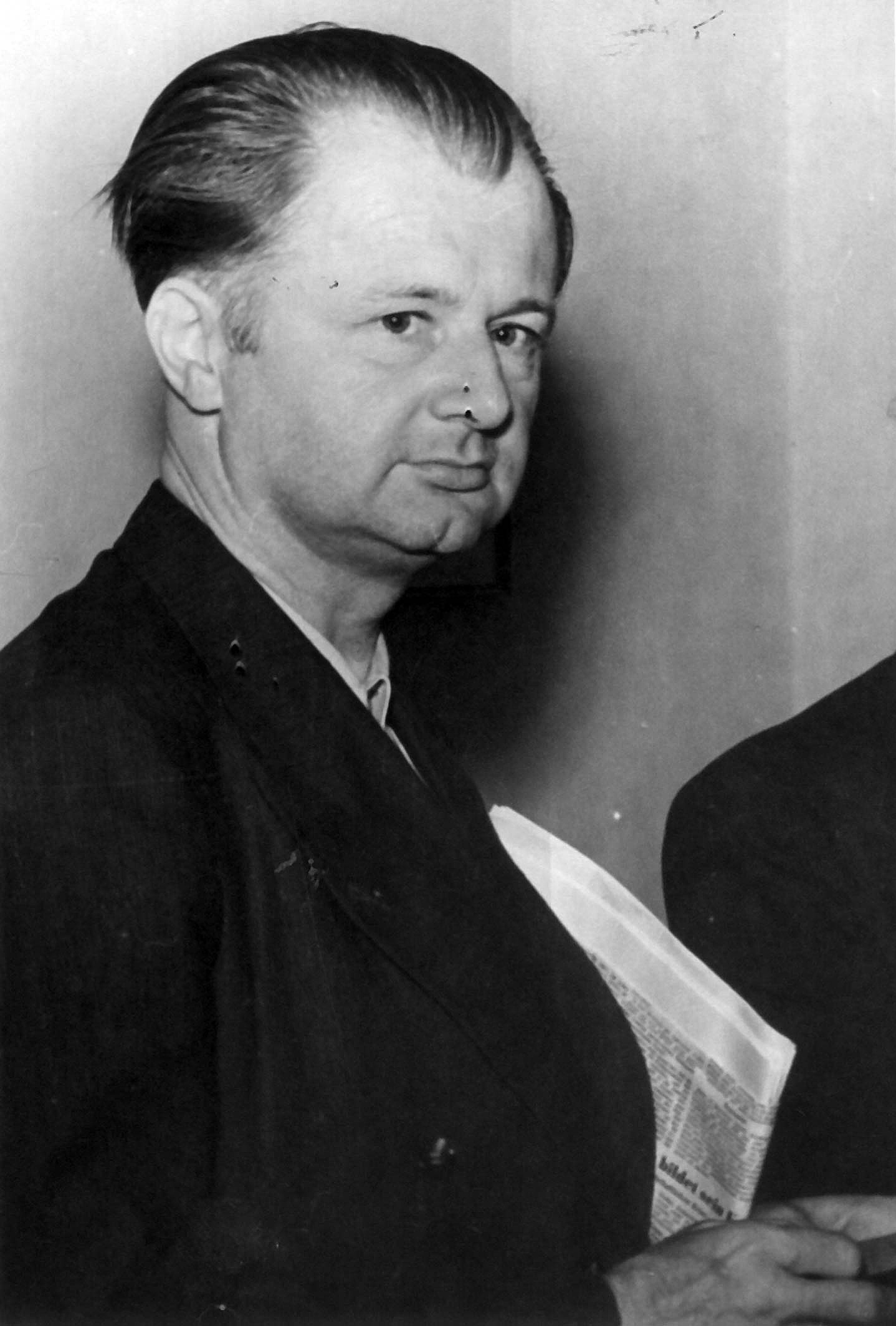 Schwarz-Weiß-Fotografie von Walter Menzel als Innenminister von Nordrhein-Westfalen, 1948, Fotograf: Ege, Rechte: AdsD, Quelle: AdsD, 6/FOTA046660