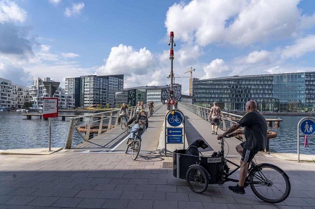 Radfahrer auf der Rad- und Gehwegbrücke Bryggebroen über den Hafen, Sydhavnen, Kopenhagen gilt als die Fahrrad Hauptstadt der Welt, 45 % der Einwohner legen ihre Wege mit dem Rad zurück, Dänemark.