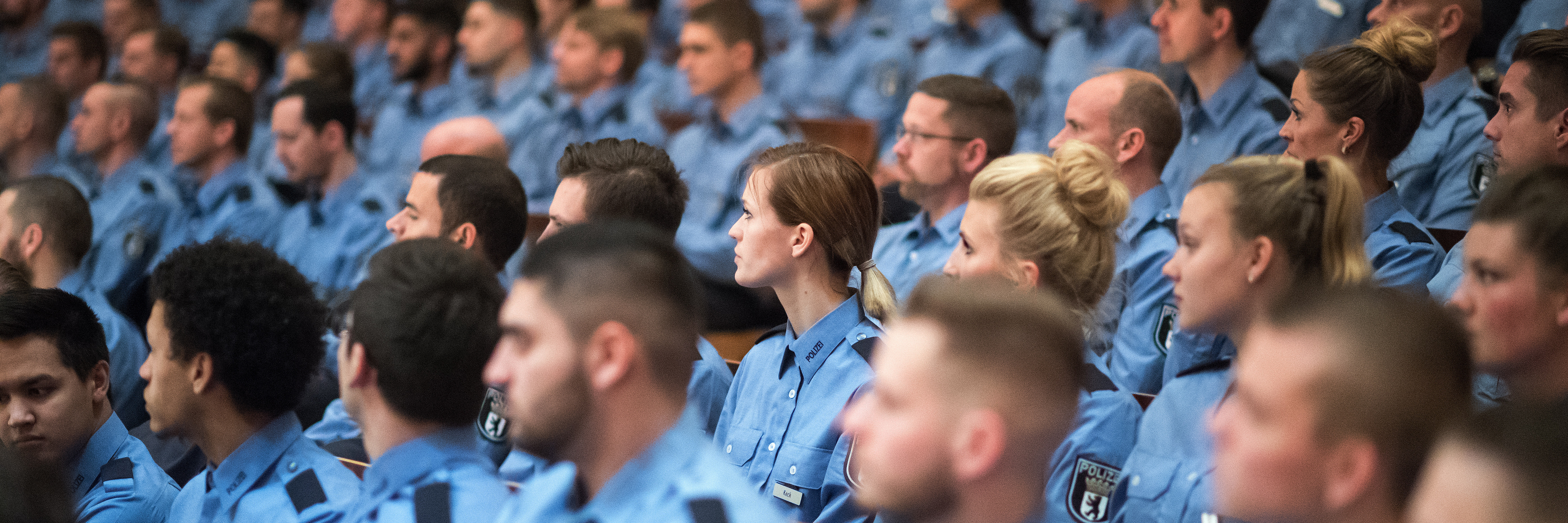 ein Hörsaal voller junger Polizist:innen in Uniform