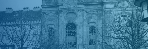Blick auf die geschändete Synagoge Potsdam, davor ein Menschenauflauf