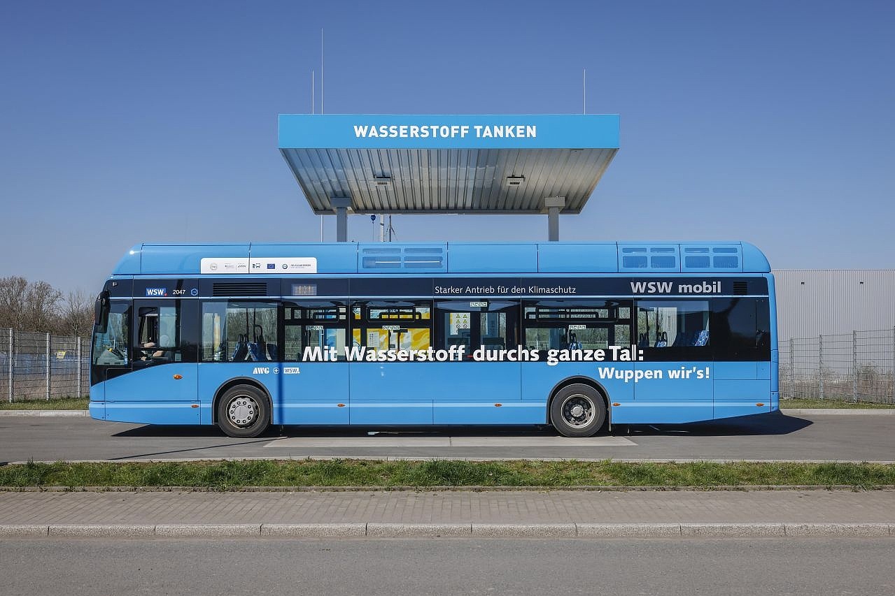 Wasserstoffbus tankt H2 Wasserstoff an einer H2 Wasserstofftankstelle, Herten, Nordrhein-Westfalen, Deutschland 