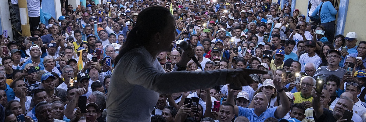 Präsidentschaftskandidatin Maria Corina Machado spricht vor einer Menschenmenge