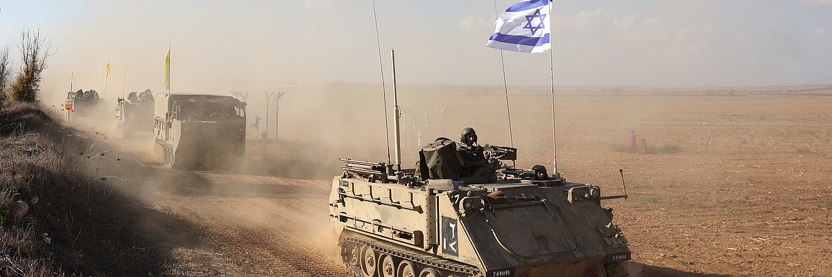 Panzer und Militärfahrzeuge mit israelischer Flagge in einer Kolonne in Wüstenlandschaft