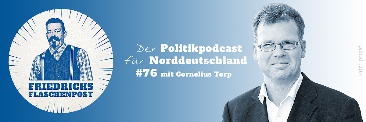 Grafik zur Podcastfolge: Friedrichs Flaschenpost - Der Politikpodcast für Norddeutschland #76. Zu sehen ist ein Portraitfoto von Cornelius Torp mit blauem Hintergrund.