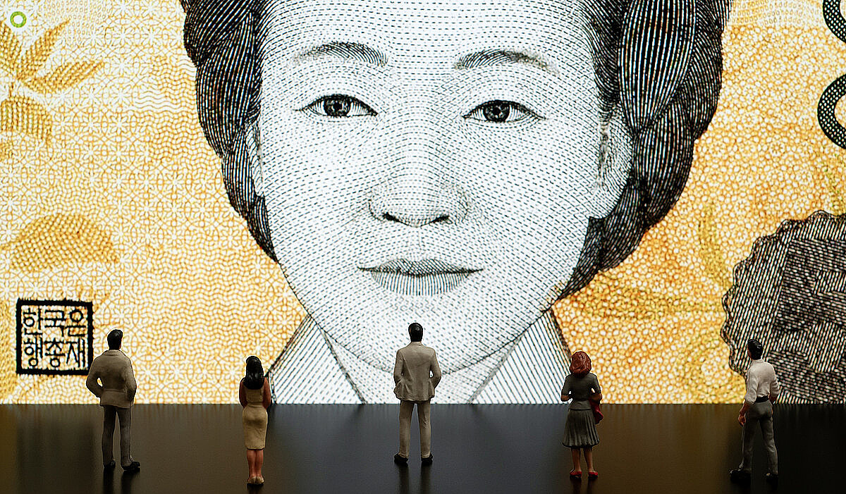Asiatische Frau auf gelbem Geldschein