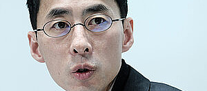 Ein junger koreanischer Mann mit Brille