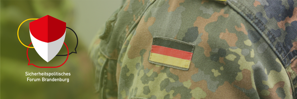 Nahaufnahme einer Bundeswehr-Feldbluse in Fleckentarn mit kleinem Aufnäher der Deutschlandflagge