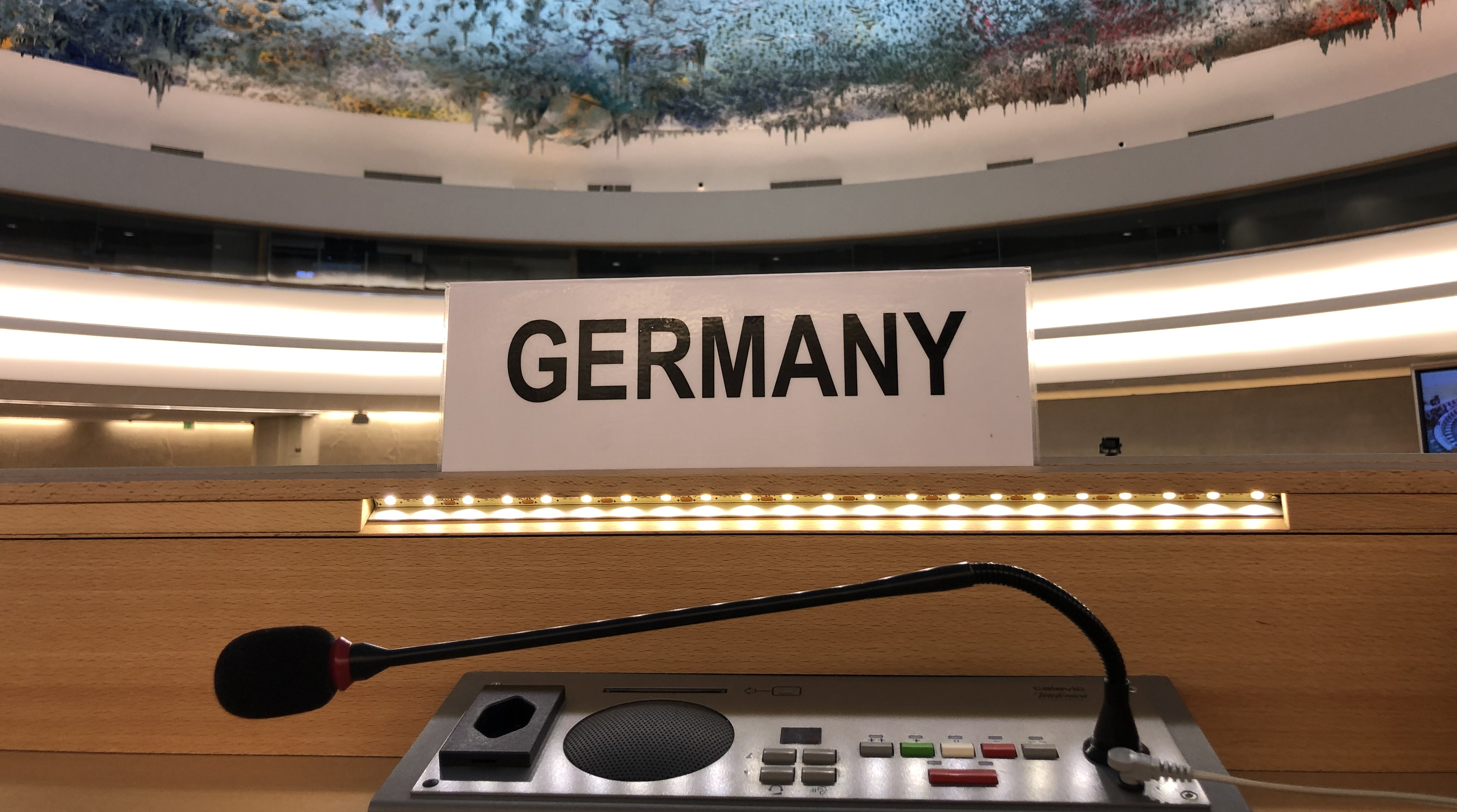 Deutschlands Sitz im Menschenrechtssaal der Vereinten Nationen, wo die UPR Überprüfung stattfinden wird. 
