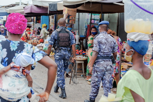 Polizeipatrouille auf einem Markt in Ghana
