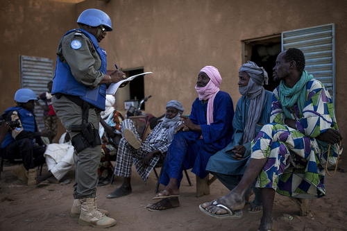 Minusma Patrouille in Mali bei der Datenaufnahme von drei Frauen