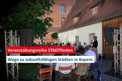 Das Bild zeigt eine Rednerin vor vielen Menschen die in einem begrünten Bereich in einer Stadt zuhören. Darüber liegt der Schriftzug "Veranstaltungsreihe STADT-finden - Wege zu zukunftsfähigen Städten in Bayern".