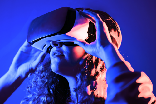 Bild in Rot und Blau mit Frau mit Virtual Reality Brille 