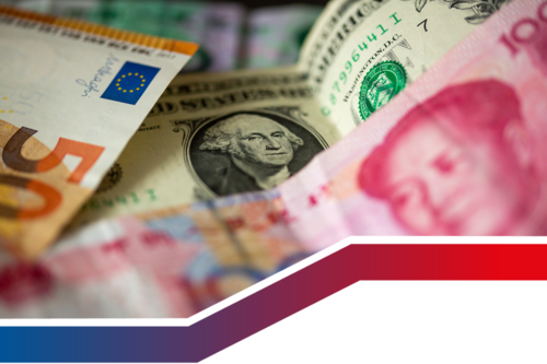 Eine Chinesische 100 Yuan-Banknote (vorne), ein 1 US-Dollar Geldschein (M) und eine 50-Euro-Banknote (l) liegen auf einem Tisch.