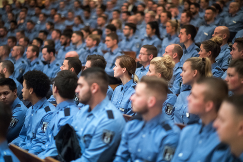ein Hörsaal voller junger Polizist:innen in Uniform
