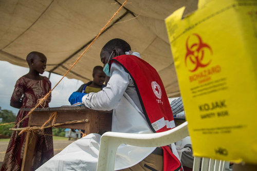 Menschen, die sich in Bundibugyo auf Ebola testen lassen, Westuganda