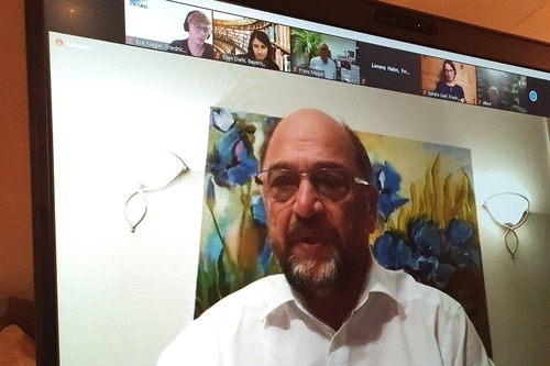 Auf einem Laptop sieht man eine Zoomkonferenz. Es spricht gerade Martin Schulz.