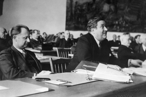 Schwarz-Weiß-Fotografie einer Sitzung des Parlamentarischen Rats am 10. Mai 1949, im Vordergrund gemeinsam an einem Tisch Walter Menzel und Carlo Schmid, Rechte: AdsD, Quelle: AdsD, 6/FOTA196562